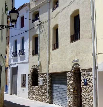 El Almendro Y La Montaña